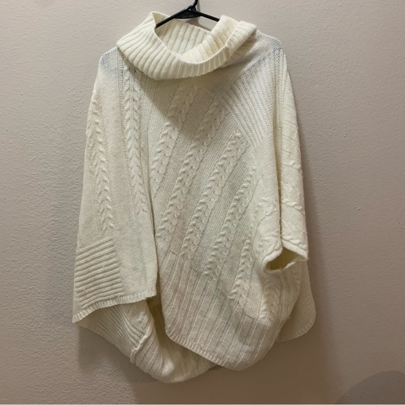 White Maison Pholya Knit One Size Poncho Made in Italy - Picture 1 of 2